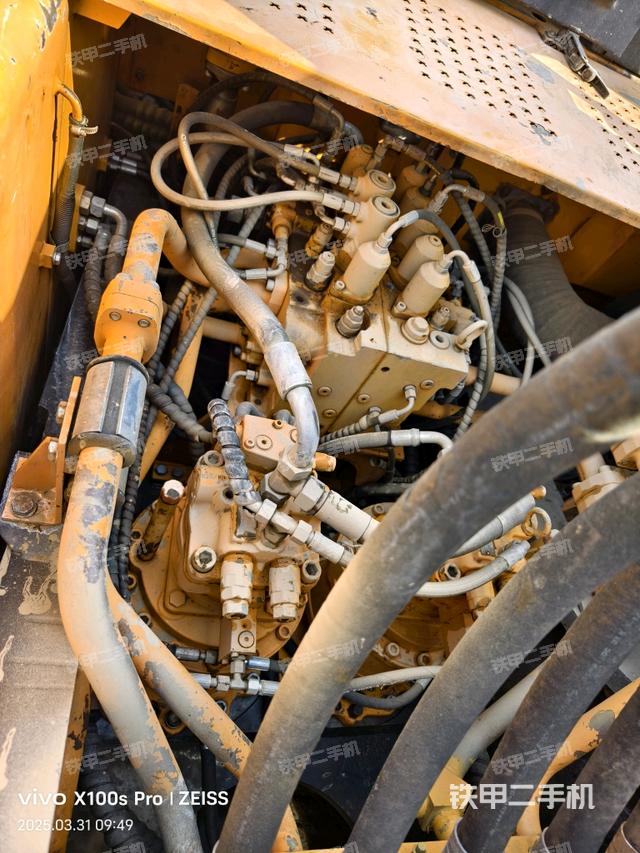 回轉(zhuǎn)馬達(dá)和主控閥(整機(jī)外觀) 回轉(zhuǎn)馬達(dá)和主控閥(整機(jī)外觀)