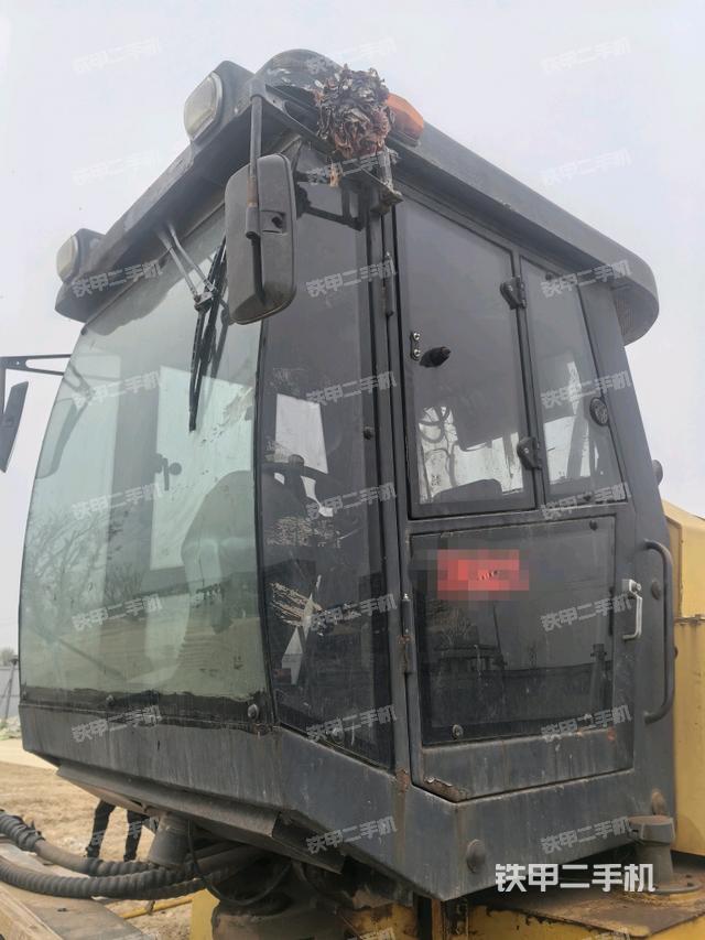 左側(cè)正面照（壓路機(jī)駕駛室）