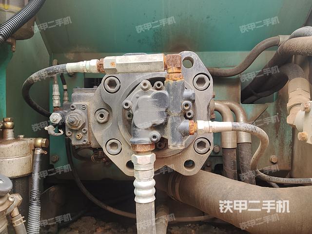 液壓泵艙室正面整體(整機外觀) 液壓泵艙室正面整體(整機外觀)