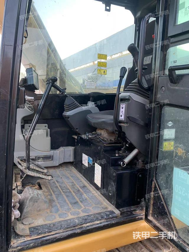 駕駛室整體(整機(jī)外觀) 駕駛室整體(整機(jī)外觀)