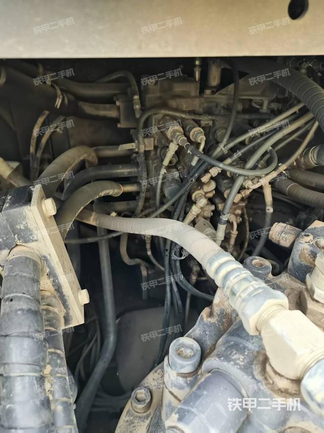 回轉(zhuǎn)馬達和主控閥(整機外觀) 回轉(zhuǎn)馬達和主控閥(整機外觀)