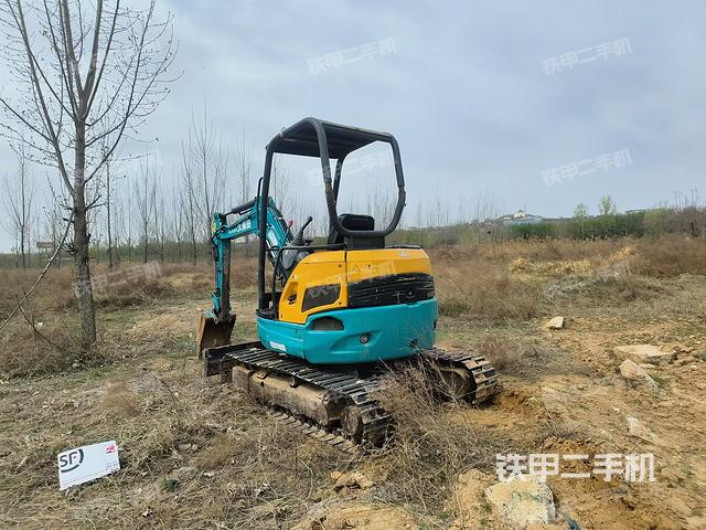 駕駛室頂部(整機(jī)外觀) 駕駛室頂部(整機(jī)外觀)