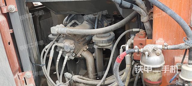 液压泵舱室正面整体（整机外观）