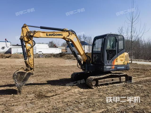 駕駛室整體(整機(jī)外觀) 駕駛室整體(整機(jī)外觀)
