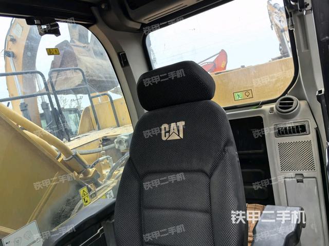 行走控制手柄和踏板?俯拍(駕駛室部分) 行走控制手柄和踏板?俯拍(駕駛室部分)