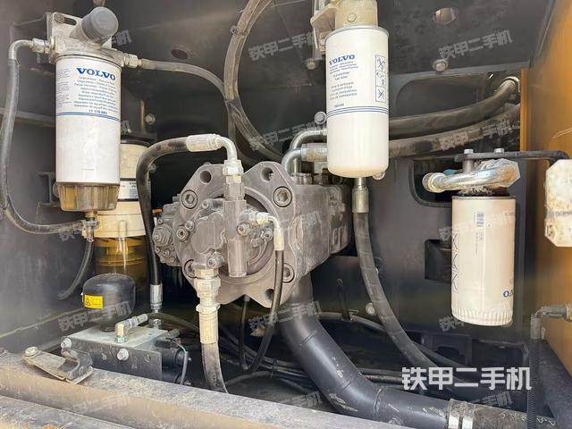 液壓泵艙室正面整體(整機(jī)外觀) 液壓泵艙室正面整體(整機(jī)外觀)