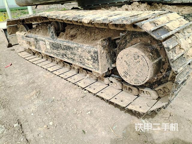 單側(cè)履帶整體(整機(jī)外觀) 單側(cè)履帶整體(整機(jī)外觀)