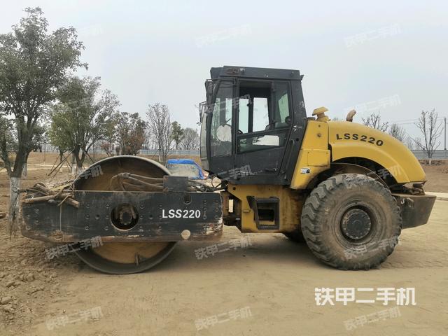 正左側(cè)（壓路機(jī)整機(jī)外觀）