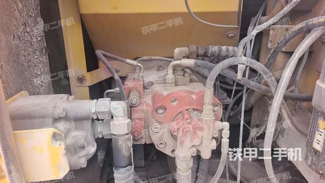 液压泵舱室正面整体（整机外观）