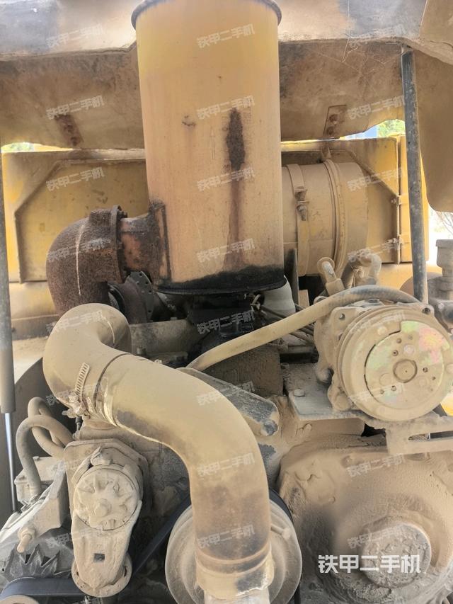 發(fā)動機(jī)上部全景（壓路機(jī)發(fā)動機(jī)艙）