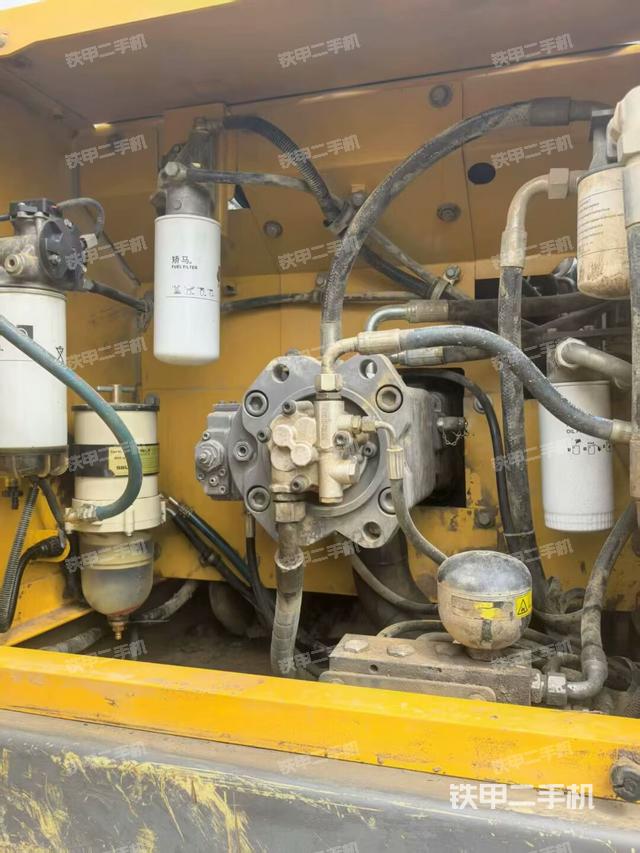 液壓泵艙室正面整體（整機外觀）