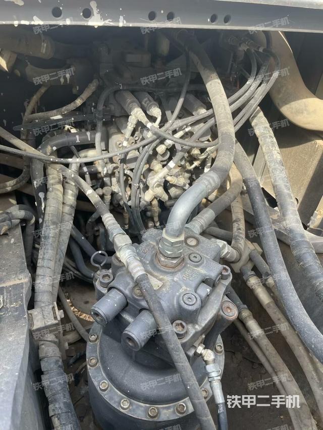 回轉(zhuǎn)馬達(dá)和主控閥（整機(jī)外觀）