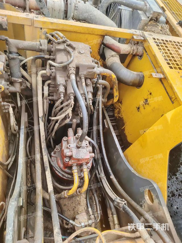 回转马达和主控阀（整机外观）