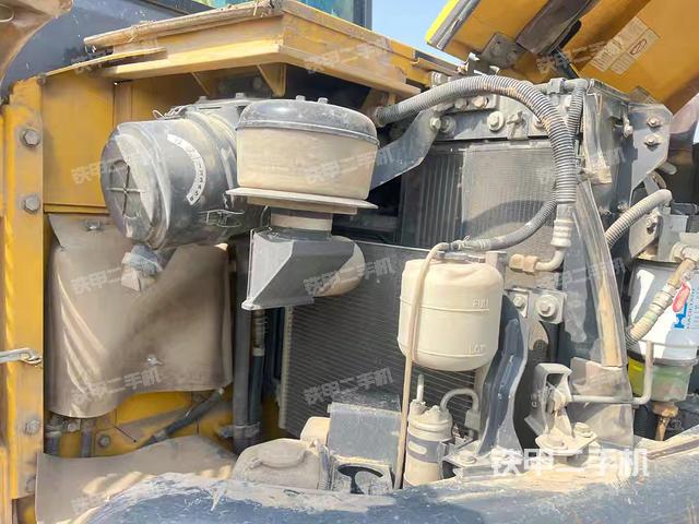 液压泵舱室正面整体（整机外观）