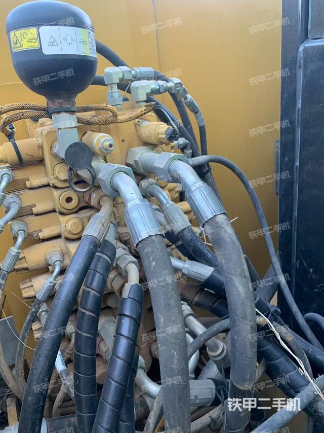 回轉(zhuǎn)馬達(dá)和主控閥(整機(jī)外觀) 回轉(zhuǎn)馬達(dá)和主控閥(整機(jī)外觀)