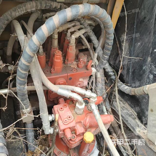 回转马达和主控阀（整机外观）