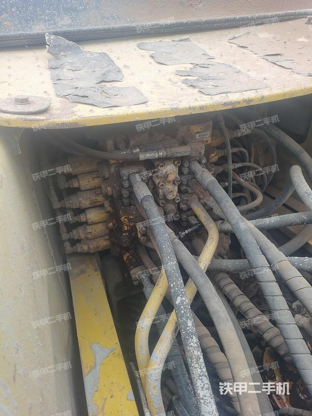 回轉馬達和主控閥（整機外觀）