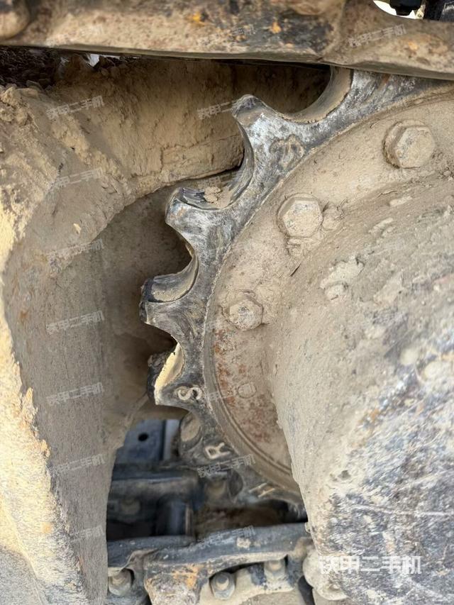 單側(cè)履帶整體(整機(jī)外觀) 單側(cè)履帶整體(整機(jī)外觀)