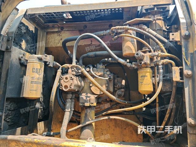 液壓泵艙室正面整體(整機外觀) 液壓泵艙室正面整體(整機外觀)