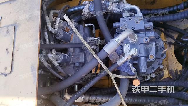 駕駛室頂部(整機(jī)外觀) 駕駛室頂部(整機(jī)外觀)