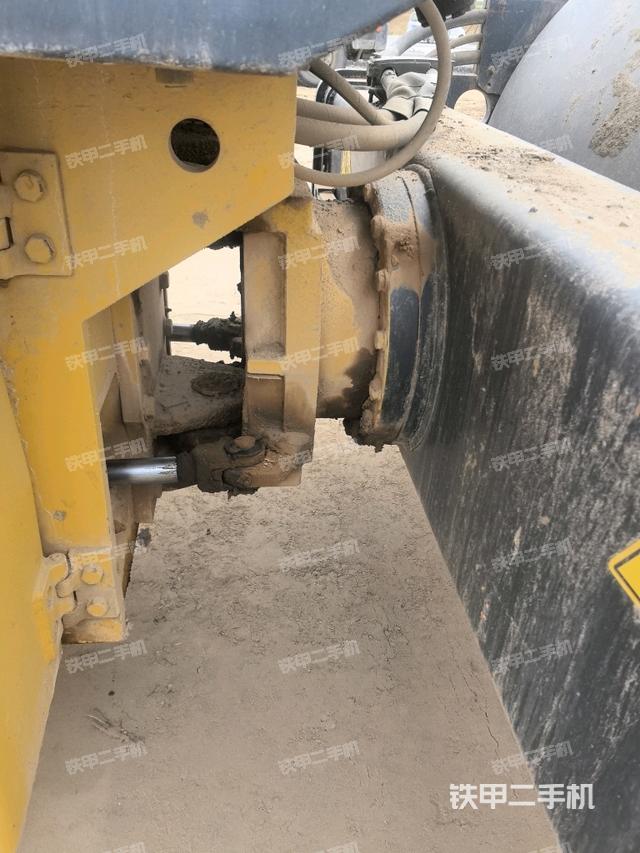 鉸接正左側(cè)（壓路機(jī)前后車架）