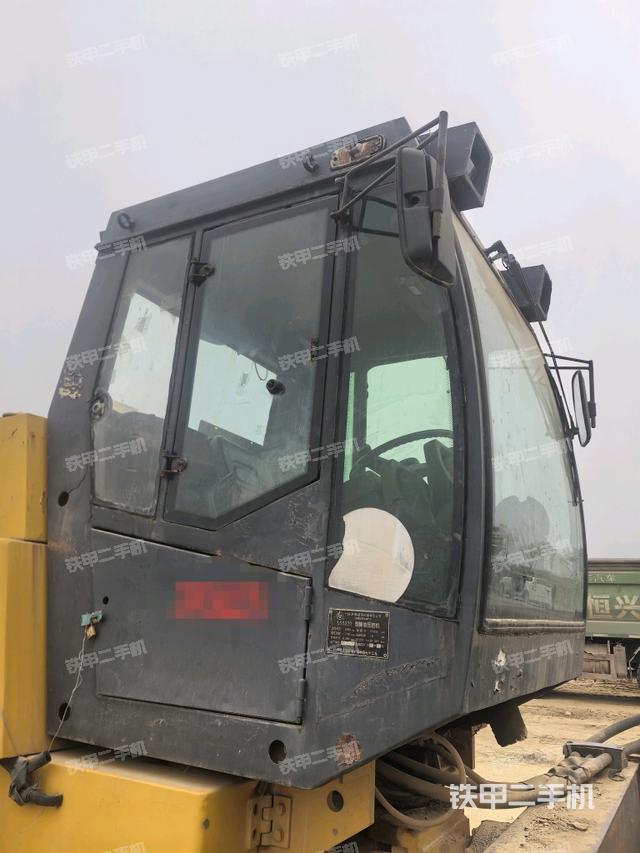 左側(cè)正面照（壓路機(jī)駕駛室）