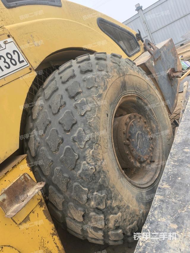 后輪左側(cè)全景（壓路機(jī)前后車架）