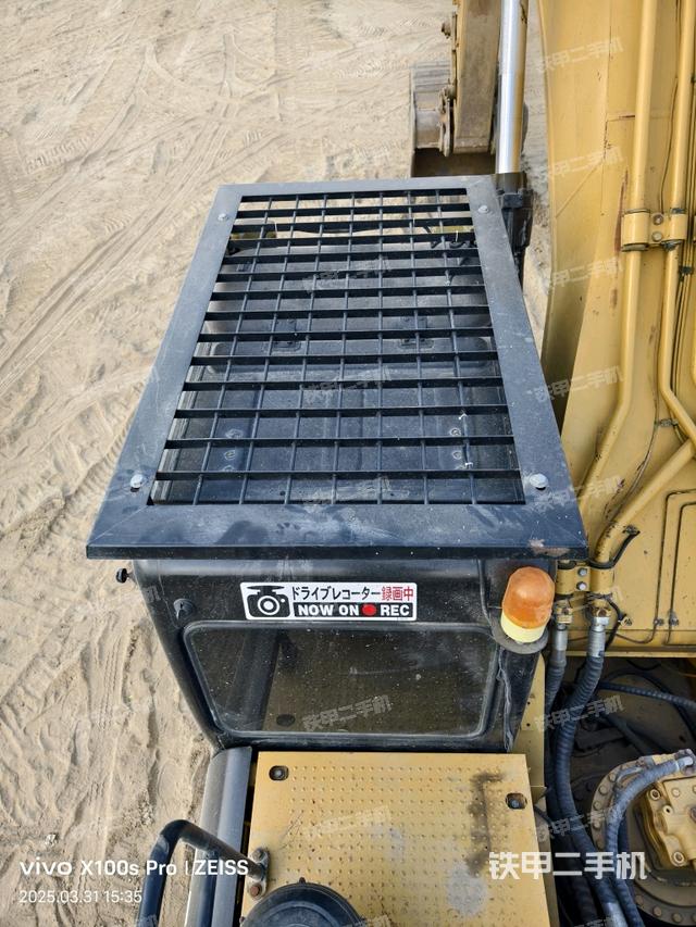 駕駛室頂部(整機(jī)外觀) 駕駛室頂部(整機(jī)外觀)
