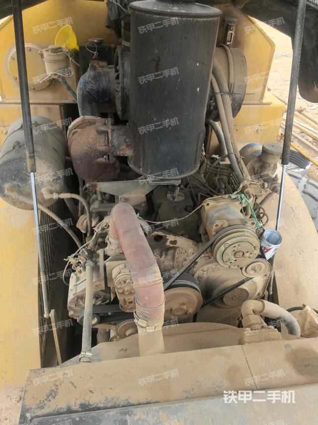 發(fā)動(dòng)機(jī)上部全景（壓路機(jī)發(fā)動(dòng)機(jī)艙）