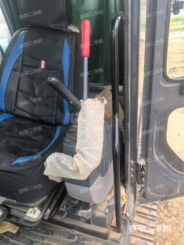 座椅左側(cè)控制臺/音響/含左手柄(駕駛室部分) 座椅左側(cè)控制臺/音響/含左手柄(駕駛室部分)