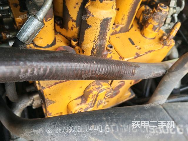 中央回轉(zhuǎn)接頭特寫(xiě)（上車(chē)部件）