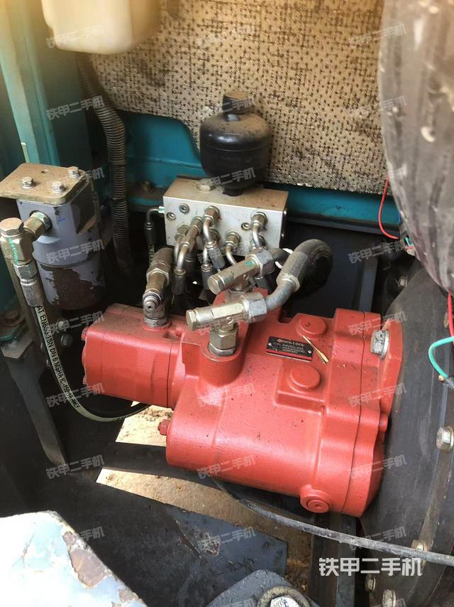液壓泵艙室正面整體(整機(jī)外觀) 液壓泵艙室正面整體(整機(jī)外觀)