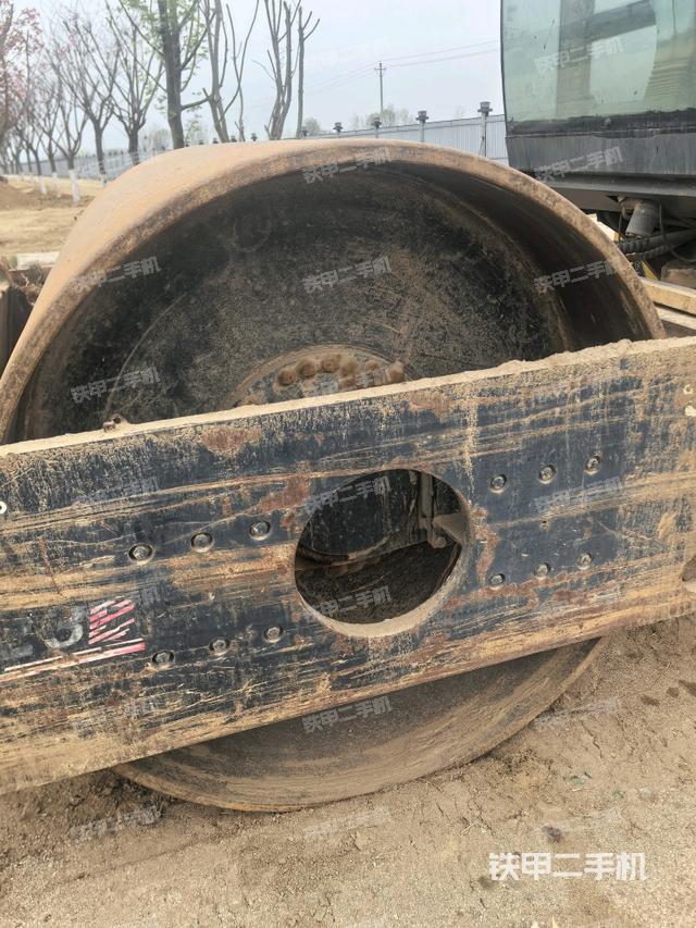 前輪左側(cè)減震塊連接及部件（壓路機(jī)前后車架）