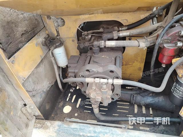 液压泵舱室正面整体（整机外观）