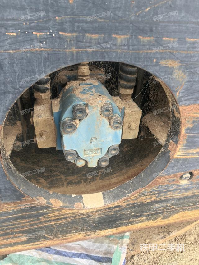 前輪右側(cè)減震塊連接及部件（壓路機(jī)前后車架）