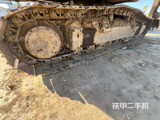單側(cè)履帶整體(整機外觀) 單側(cè)履帶整體(整機外觀)