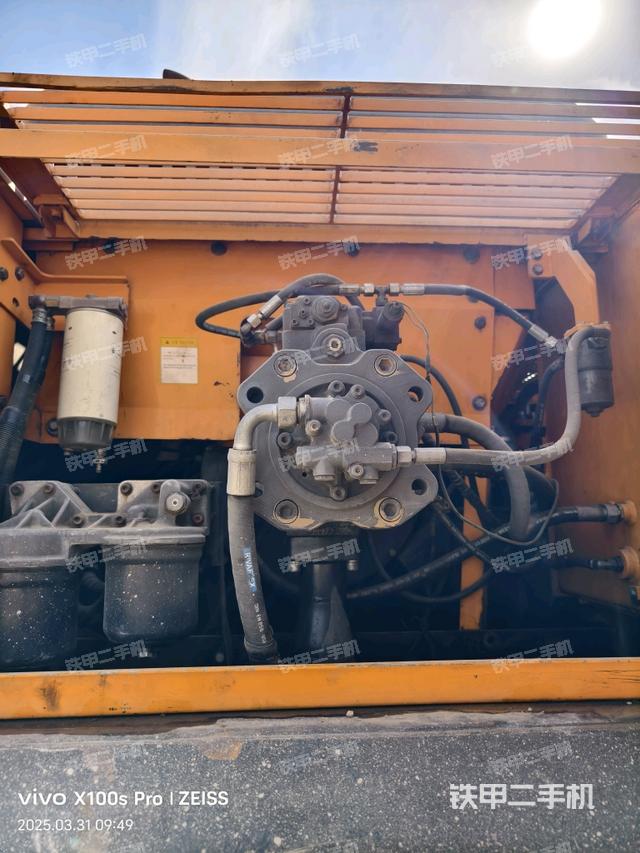 液壓泵艙室正面整體(整機(jī)外觀) 液壓泵艙室正面整體(整機(jī)外觀)