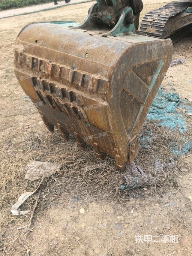 鏟斗右后整體(工作和回轉(zhuǎn)裝置) 鏟斗右后整體(工作和回轉(zhuǎn)裝置)