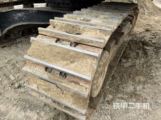 單側(cè)履帶整體(整機(jī)外觀) 單側(cè)履帶整體(整機(jī)外觀)
