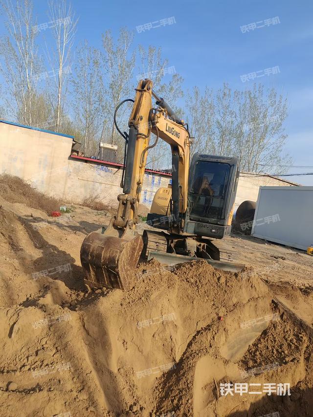 回轉(zhuǎn)馬達(dá)和主控閥(整機(jī)外觀) 回轉(zhuǎn)馬達(dá)和主控閥(整機(jī)外觀)