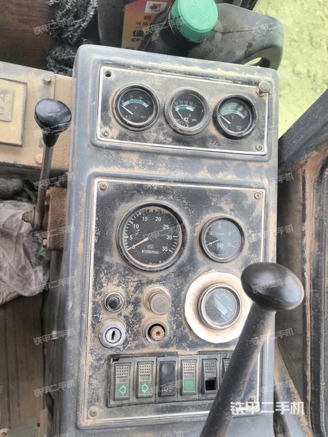 操作臺全景（壓路機(jī)駕駛室）