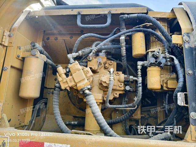 液壓泵艙室正面整體(整機(jī)外觀) 液壓泵艙室正面整體(整機(jī)外觀)