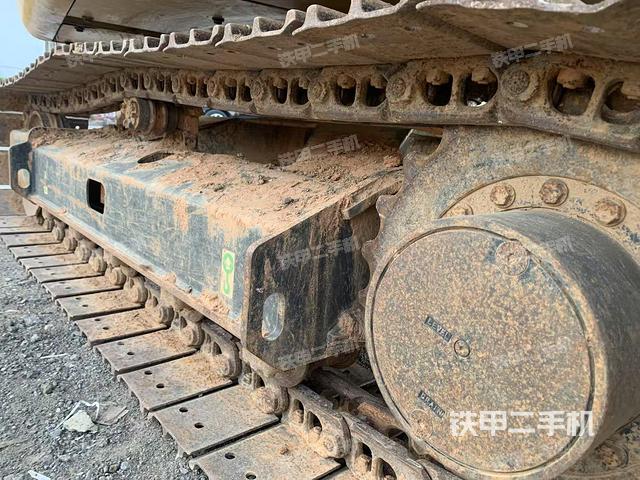 單側(cè)履帶整體(整機(jī)外觀) 單側(cè)履帶整體(整機(jī)外觀)