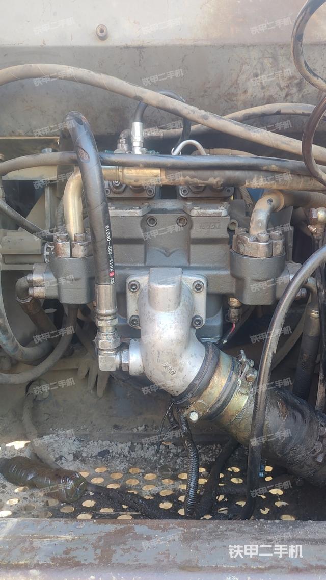 液壓泵艙室正面整體(整機外觀) 液壓泵艙室正面整體(整機外觀)