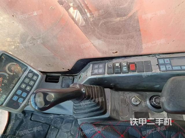 駕駛室整體(整機(jī)外觀) 駕駛室整體(整機(jī)外觀)
