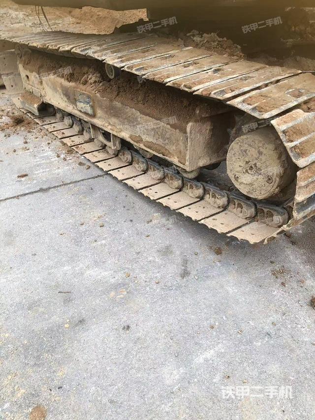 單側(cè)履帶整體(整機(jī)外觀) 單側(cè)履帶整體(整機(jī)外觀)