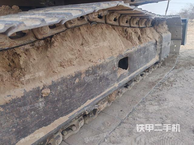 單側(cè)履帶整體(整機(jī)外觀) 單側(cè)履帶整體(整機(jī)外觀)