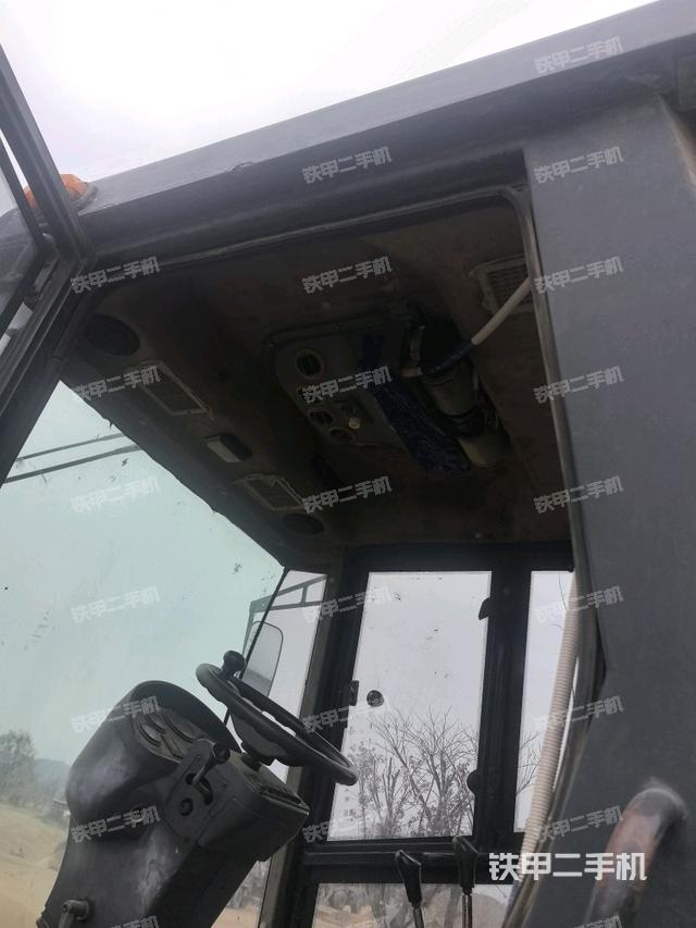 駕駛室頂蓬內(nèi)（壓路機(jī)駕駛室）