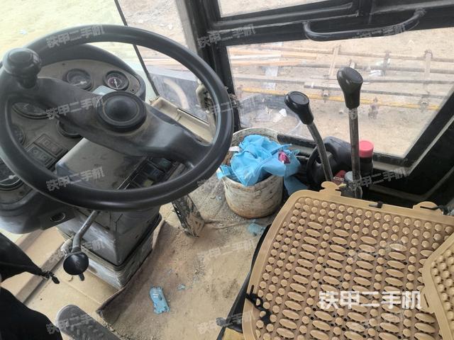 駕駛室內(nèi)座椅、儀表操作手柄全景（壓路機(jī)駕駛室）