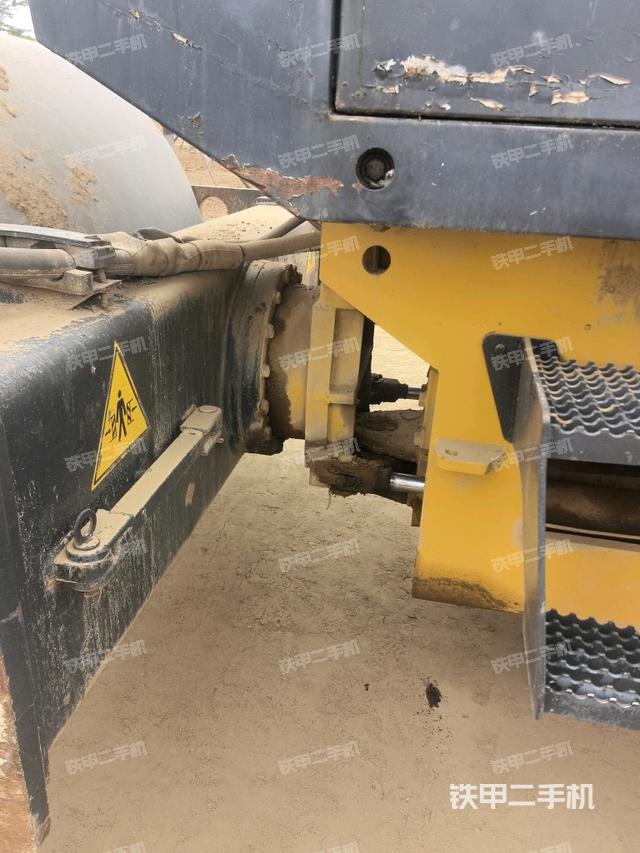 鉸接正右側(cè)（壓路機(jī)前后車架）